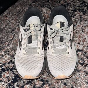 Brooks Adrenaline GTS 22 - Light Gray and Black Athletic Shoes